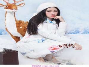 在雪地里享受野外生活