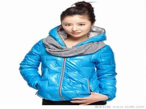 一种轻便的羽绒服，可以从秋天穿到冬天