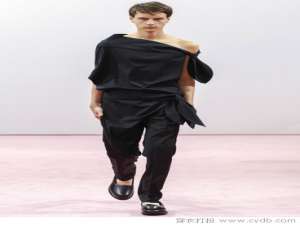 男人穿女人的衣服。你还是女人吗