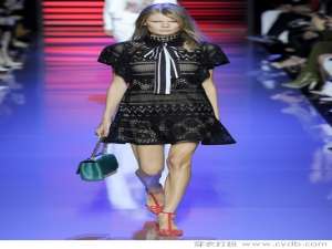 轻礼服裙引领春夏派对新势力
