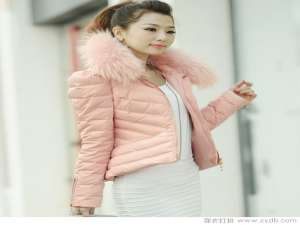 明亮的短羽绒服点亮了秋冬