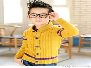 这个小男孩正在长高
